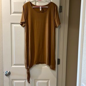 Light brown Tunic. Size 2X. Cute tie detail.